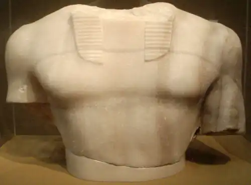 Torse d'une statue en albâtre attribuée à Mykérinos.
