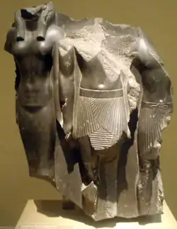 Triade fragmentaire de Mykérinos accompagné d'une déesse, probablement Hathor, et d'un nome inconnu.