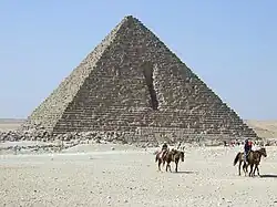 Vue de la pyramide depuis le nord-ouest.
