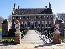 Photographie d'un manoir fortifié
