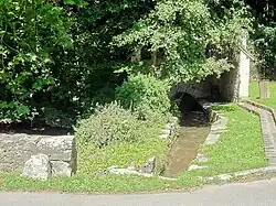 Lavoir, rue du Moulin. à Menouville.