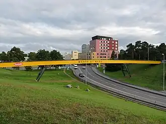 La rue sous le pont des étudiants.