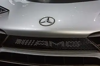 Calandre et étoile Mercedes peinte.