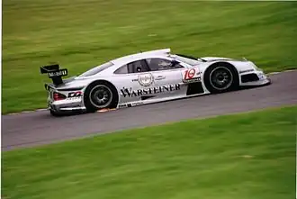 Photo d'une voiture GT1 grise en piste