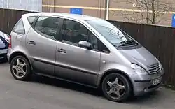Photo d'une voiture de couleur grise, prise de trois-quart avant.