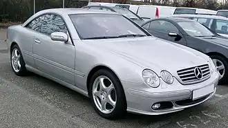 Photo d'une coupé Mercedes-Benz C215 vue de trois-quarts avant.