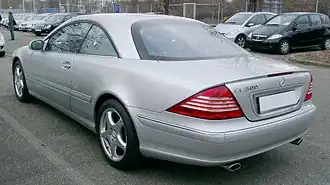 Photo d'une coupé Mercedes-Benz C215 vue de trois-quarts arrière.