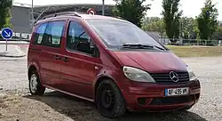 Photo d'une voiture de couleur rouge ambre.