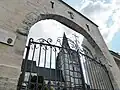 Le portail du cimetière.