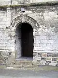 La porte latérale de l'église.