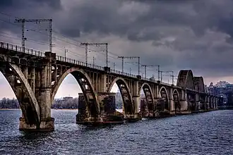 Le viaduc Merefa-Chersonèse franchit ici le Dniepr sur 1 250 m.