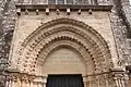 Église Notre-Dame-de-Joie : partie supérieure du portail d'entrée.