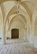 Salle capitulaire : voûtes et porte intérieure.