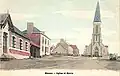 L'église et la mairie au début du XXe siècle (carte postale colorisée).