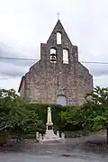 Le clocher-mur face à l'ouest surplombant le monument aux morts  (août&nbsp;2011)
