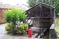 Lavoir, hélas à l'abandon et fermé par un grillage (août&nbsp;2011)