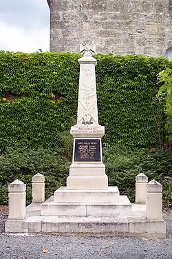 Le monument aux morts devant l'église (août&nbsp;2011)