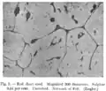 Métallographie montrant des inclusions de sulfure de fer aux joints de grain, qui rendent cet acier cassant à chaud.