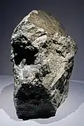 Fragment de 8,3&nbsp;kg à la Galerie de Minéralogie et de Géologie du Muséum national d'histoire naturelle à Paris.