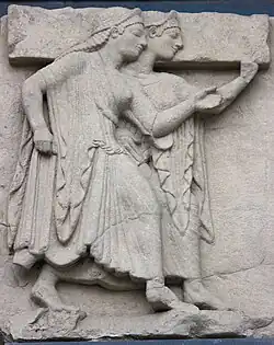 Deux jeunes filles qui dansent. Métope, grès H. 80&nbsp;cm. Héraion du Sele . Second temple, v. 500. MNArch Paestum