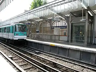 Les quais de la ligne 2 en 2006 avec les huisseries des vitrages peintes en orange.