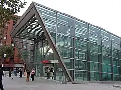 L'unique entrée est une marquise de cristal.