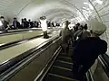 Un escalier roulant.