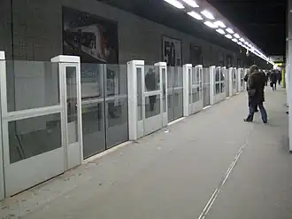 Vue des portes palières dans la station de la ligne&nbsp;1.