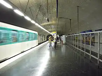 Rame MF 67 entrant en station, en 2008.