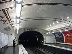 Vue du tympan de la station Notre-Dame-des-Champs avec la direction d'origine en faïence "Direction Montmartre".