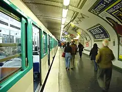 Rame MF 67 à quai.