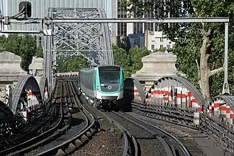 Viaduc d'Austerlitz vu de la station de métro Gare d'Austerlitz.