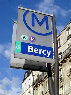 Totem à l'entrée de la station.