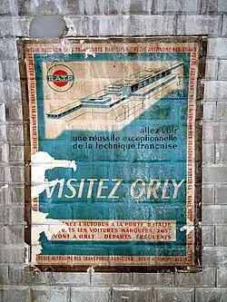 Ancienne affiche derrière le carrossage.