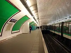 La demi-station nord, avant l'automatisation, avec une rame se dirigeant vers La Défense.