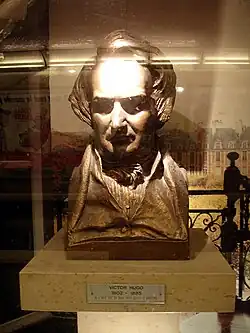 Le buste de Victor Hugo.
