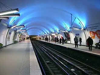 Les quais de la ligne 3, prolongés au fond par l'ancienne station Martin Nadaud.