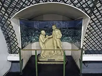 Statue de Parmentier distribuant des pommes de terre - Station Parmentier, ligne 3, métro de Paris.