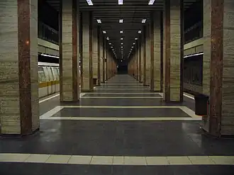 Le quai central et les colonnes de soutien