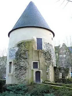 La tour Camoufle, datant du XVe siècle, marque le début de l’avenue.