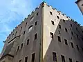 Façade sud-ouest ; haut du contrefort du XVIe&nbsp;siècle en bas à gauche.