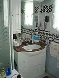 Meuble lavabo-miroir.