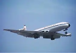 avion de ligne à l'approche. quadriréacteur, réacteurs intégrés dans les ailes