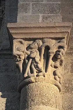 Chapiteau sculpté.