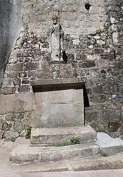 Au pied du beffroi-horloge, statue de saint Léger, saint patron de la ville.