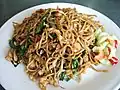 Mie goreng avec du poulet et des crevettes à Jakarta.