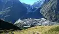 Débouché du glacier du Miage dans le val Vény avec à gauche sa moraine latérale, haute d'une centaine de mètres, qui barre le lac de Combal.