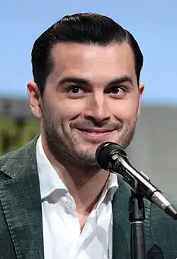 Michael Malarkey interprète Lorenzo «Enzo» St John