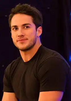Michael Trevino interprète Kevin.