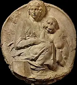 Tondo en pierre d'une femme et deux enfants